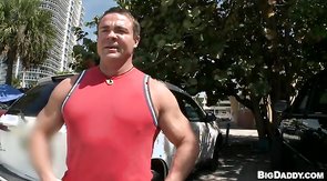 Muscular mature hunk showing off his biceps picks!