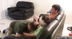 Muscle amateur threesome and cumshot