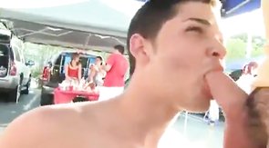 Chavito mamando a amigo en publico