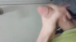 Schoolboy wank in Toilett