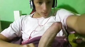 Skinny amateur boy is wanking his hard pole on cam