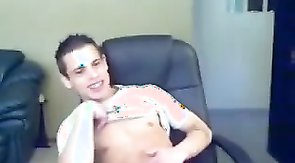 Cute amateur hunk shows off his amazing sexy shape