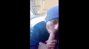 Novinho mama rolao e toma gala no carro