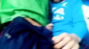 Sarrando pau duro do estudante sonolento