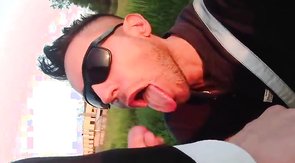 Executivo e bezerro no parque