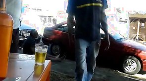 Pinguco mijando na calcada do bar