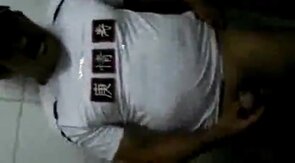 Filmou caminhoneiro trocando oleo no banheiro