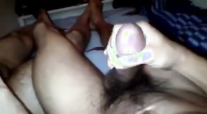 Amigos batendo punheta juntos e gozando