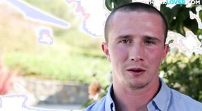 Muscled amateur fingers asshole and wanks outdoors for