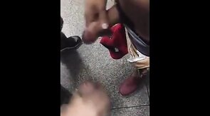 Putaria em banheirao publico