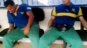 Metalurgico querendo pegar no pau do colega