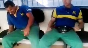 Metalurgico querendo pegar no pau do colega