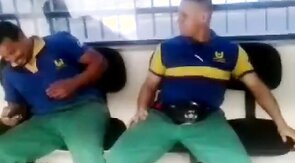 Metalurgico querendo pegar no pau do colega