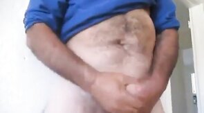 Pintor gostoso dando aquela gozada