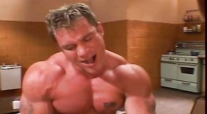 Hardcore bodybuilder drills his bleached mate in the ass