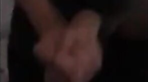 Amigao roludo gozando no vidro