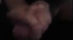 Amigao roludo gozando no vidro