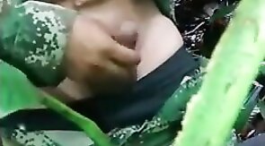 Militar novinho tocando uma no mato