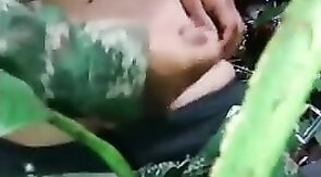 Militar novinho tocando uma no mato