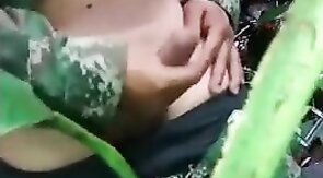 Militar novinho tocando uma no mato