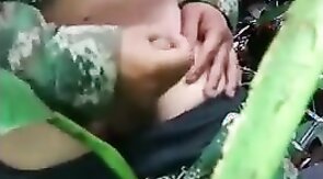 Militar novinho tocando uma no mato