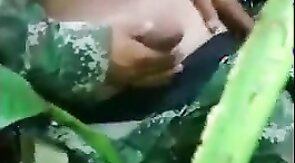 Militar novinho tocando uma no mato