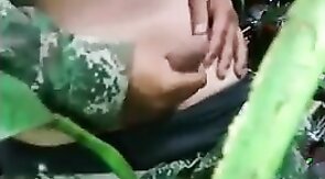 Militar novinho tocando uma no mato