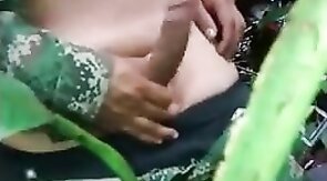 Militar novinho tocando uma no mato