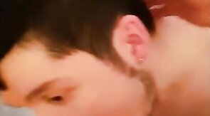 junge Schlampe wixxt Marks Schwanz