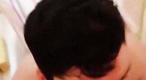 junge Schlampe wixxt Marks Schwanz