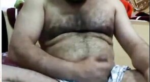 Punheta do maduro arabe