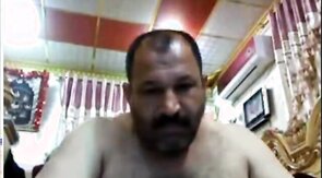 Punheta do maduro arabe