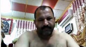 Punheta do maduro arabe