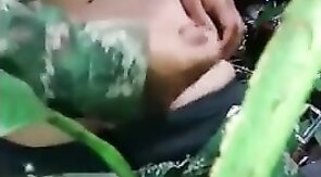 Militar novinho tocando uma no mato