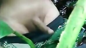 Militar novinho tocando uma no mato