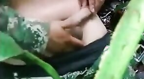 Militar novinho tocando uma no mato