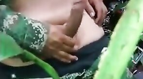 Militar novinho tocando uma no mato