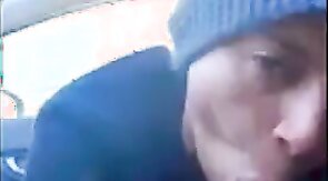 Novinho mama rolao e toma gala no carro