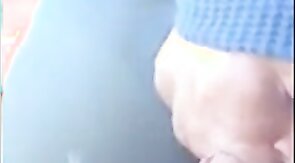 Novinho mama rolao e toma gala no carro