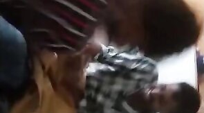 Tirando a roupa do amigo na brincadeira