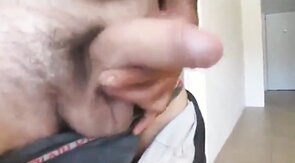 Pintor gostoso dando aquela gozada