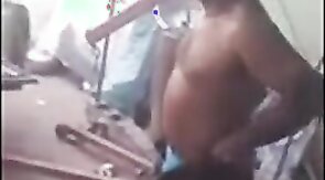 Mecanico leva dedada no cu por R$200