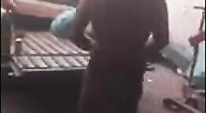 Mecanico leva dedada no cu por R$200