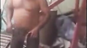 Mecanico leva dedada no cu por R$200