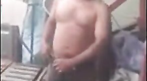 Mecanico leva dedada no cu por R$200