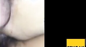 Japinha geme com piruzao no cu