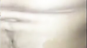 Japinha geme com piruzao no cu