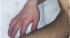 Japinha geme com piruzao no cu