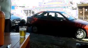 Pinguco mijando na calcada do bar