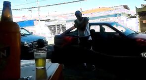 Pinguco mijando na calcada do bar